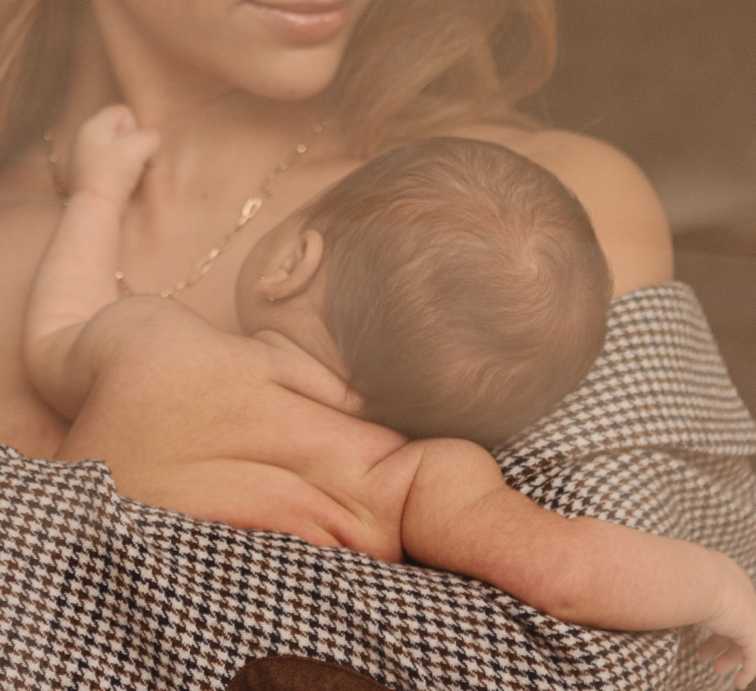 Madre abrazando a su bebé recién nacido contra el pecho en un retrato cálido e íntimo de maternidad